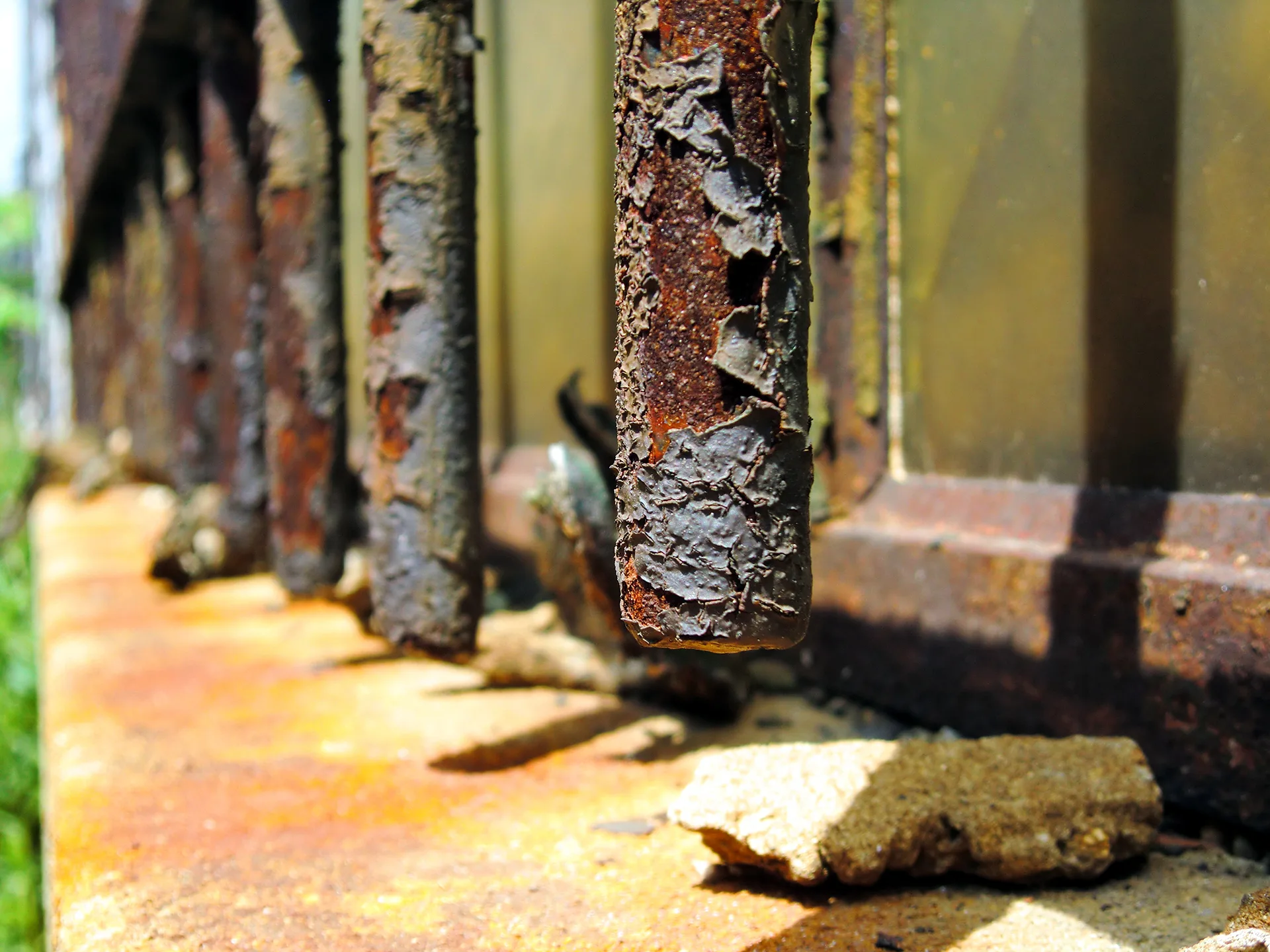 Advanced corrosion and peeling coating on metal bars